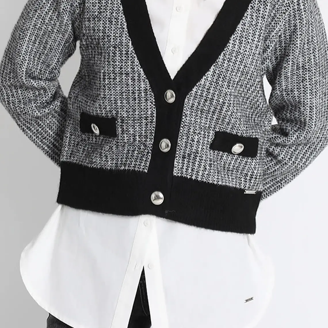 JERSEY TEJIDO TIPO CÁRDIGAN GRIS  CRUCE FRONTAL SIMPLE PRONUNCIADO CON BOTONES (TALLA M) 5