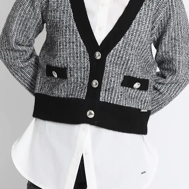 JERSEY TEJIDO TIPO CÁRDIGAN GRIS  CRUCE FRONTAL SIMPLE PRONUNCIADO CON BOTONES (TALLA M) 5