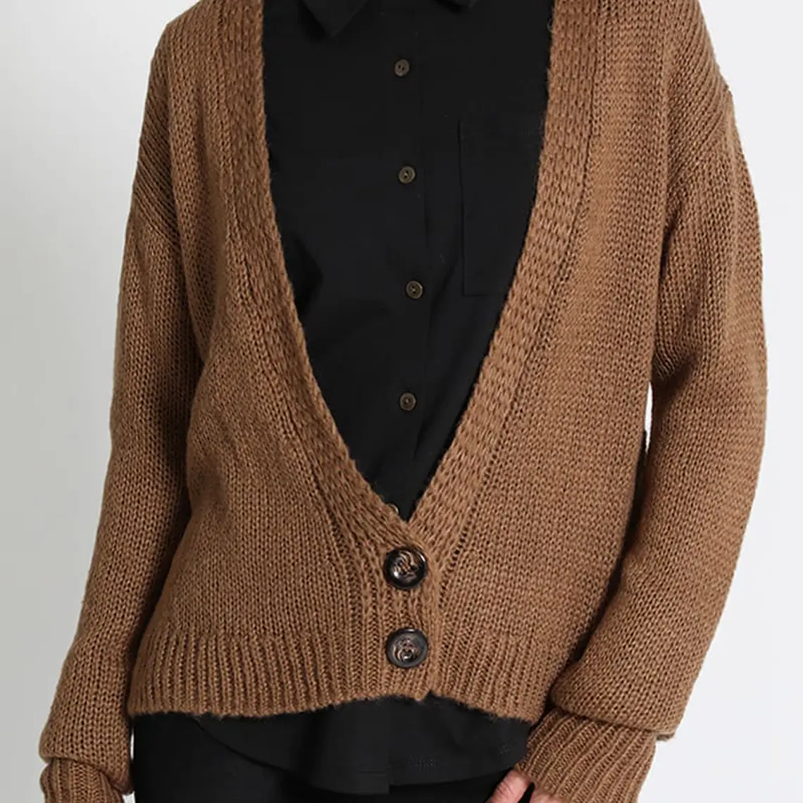 JERSEY TEJIDO TIPO CÁRDIGAN CAFÉ  CRUCE FRONTAL SIMPLE PRONUNCIADO CON DOS BOTONES 2