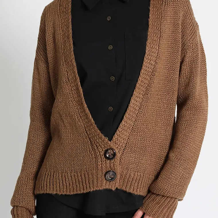 JERSEY TEJIDO TIPO CÁRDIGAN CAFÉ  CRUCE FRONTAL SIMPLE PRONUNCIADO CON DOS BOTONES 2