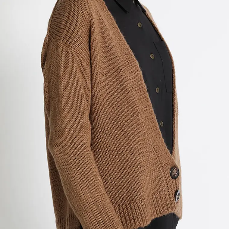 JERSEY TEJIDO TIPO CÁRDIGAN CAFÉ  CRUCE FRONTAL SIMPLE PRONUNCIADO CON DOS BOTONES 3