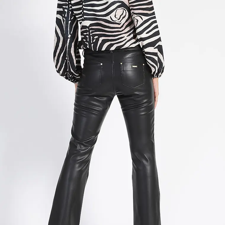 PANTALÓN FLARE TIRO MEDIO EFECTO CUERO  NEGRO (TALLA 46) 4