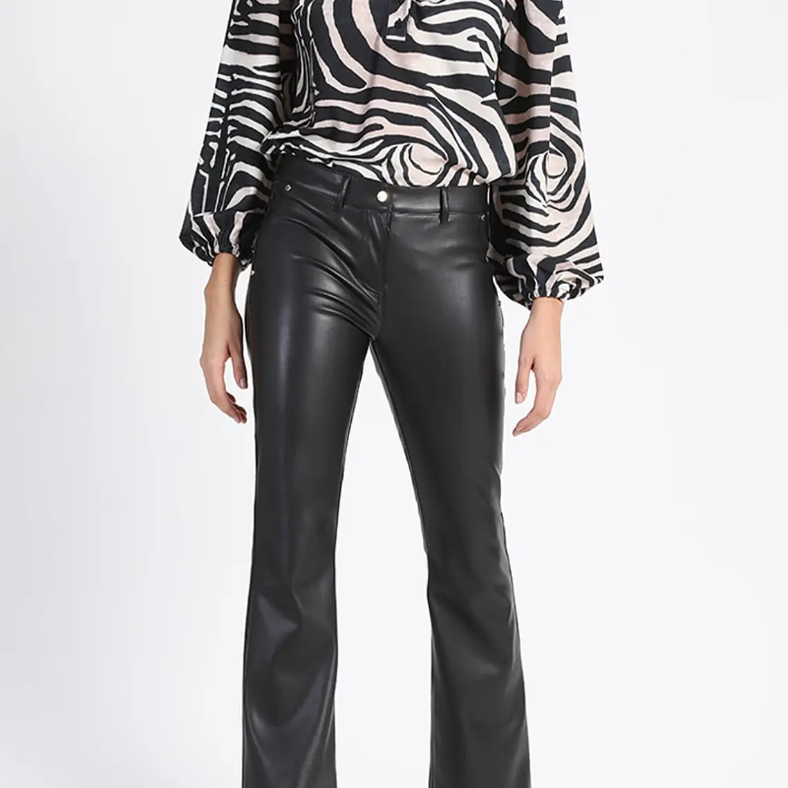 PANTALÓN FLARE TIRO MEDIO EFECTO CUERO  NEGRO (TALLA 46) 5