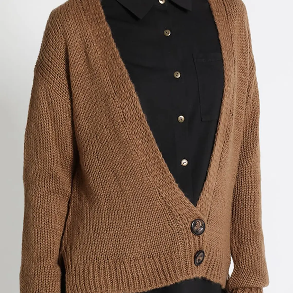 JERSEY TEJIDO TIPO CÁRDIGAN CAFÉ  CRUCE FRONTAL SIMPLE PRONUNCIADO CON DOS BOTONES 4