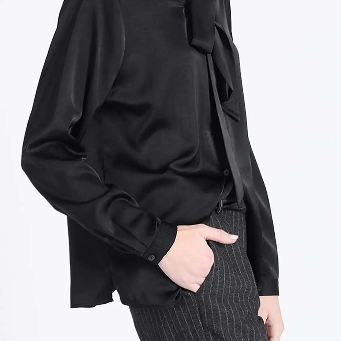 BLUSA M/L CUELLO V CON LAZO SATIN NEGRO 2