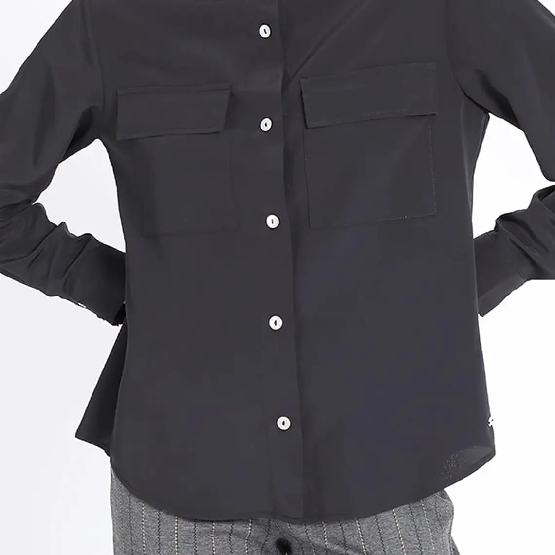 BLUSA M/L CAMISERA CON BOLSILLOS CARGO Y ROLL UP NEGRO (TALLA S) 1