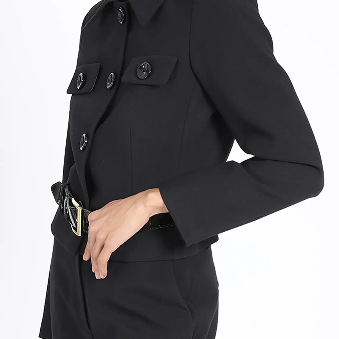 CHAQUETA OTROS CORTA CON BOTONES EN CONTRASTE Y CINTURON MODA NEGRO 4