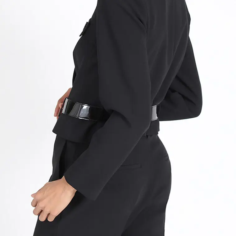 CHAQUETA OTROS CORTA CON BOTONES EN CONTRASTE Y CINTURON MODA NEGRO 5