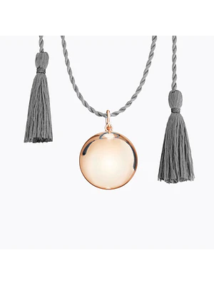 LLAMADOR DE ÁNGELES JOY BAÑADO EN ORO ROSADO DE 18K CORDON SEDA GRIS