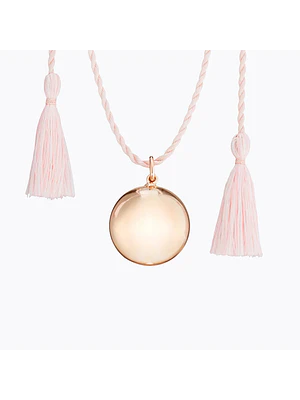 LLAMADOR DE ÁNGELES JOY BAÑADO EN ORO ROSADO DE 18K CORDON SEDA ROSA