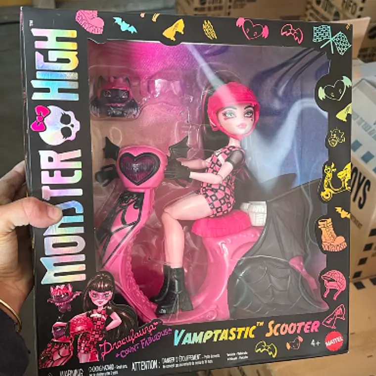 MONSTER HIGH MUÑECA DRACULAURA CON SCOOTER 1