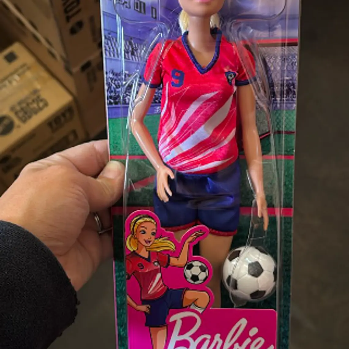 BARBIE JUGADORA DE FÚTBOL PLAYERA ROJA 1