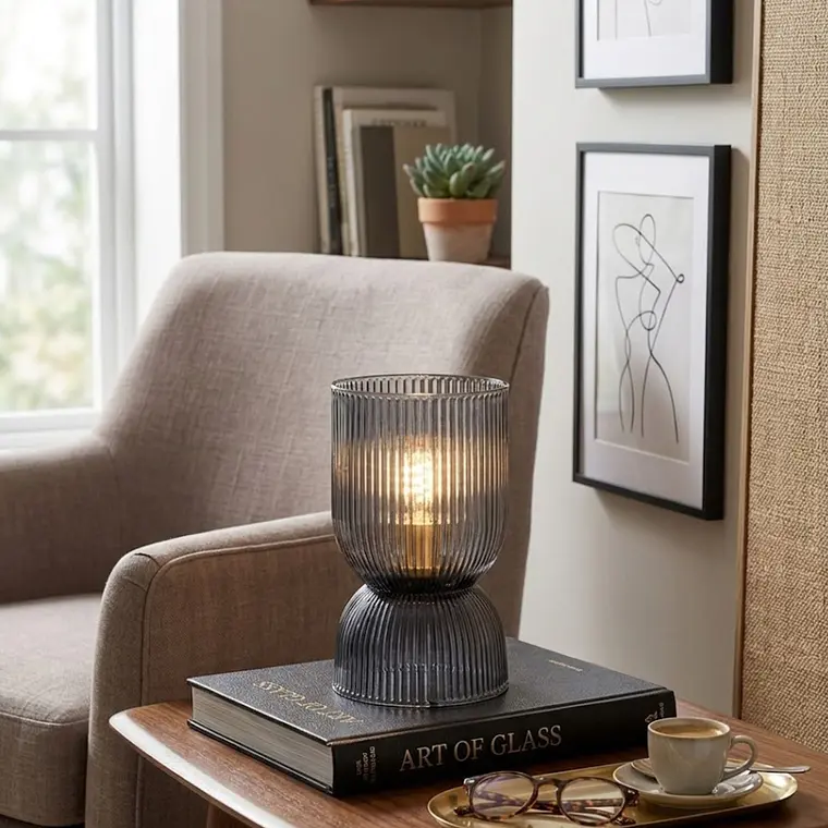 LÁMPARA LED VIDRIO GRIS ESTRIADO A PILA (12D X 19H CM) 3