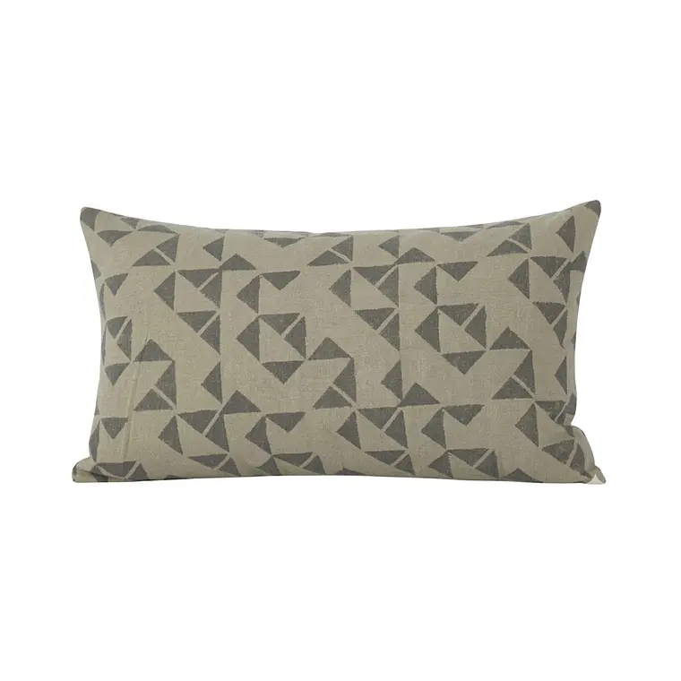 COJIN ALGODÓN ESTAMPADO TRIANGULOS GRISES / 30 X 50 CM 1