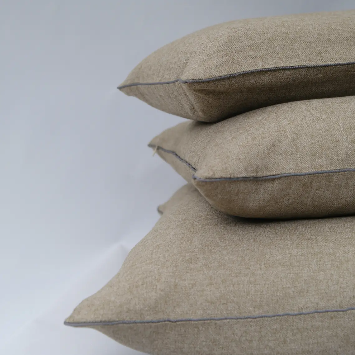 COJIN - LANA ESPIGA BEIGE CON VIVO GRIS (30 X 50 CM) 3