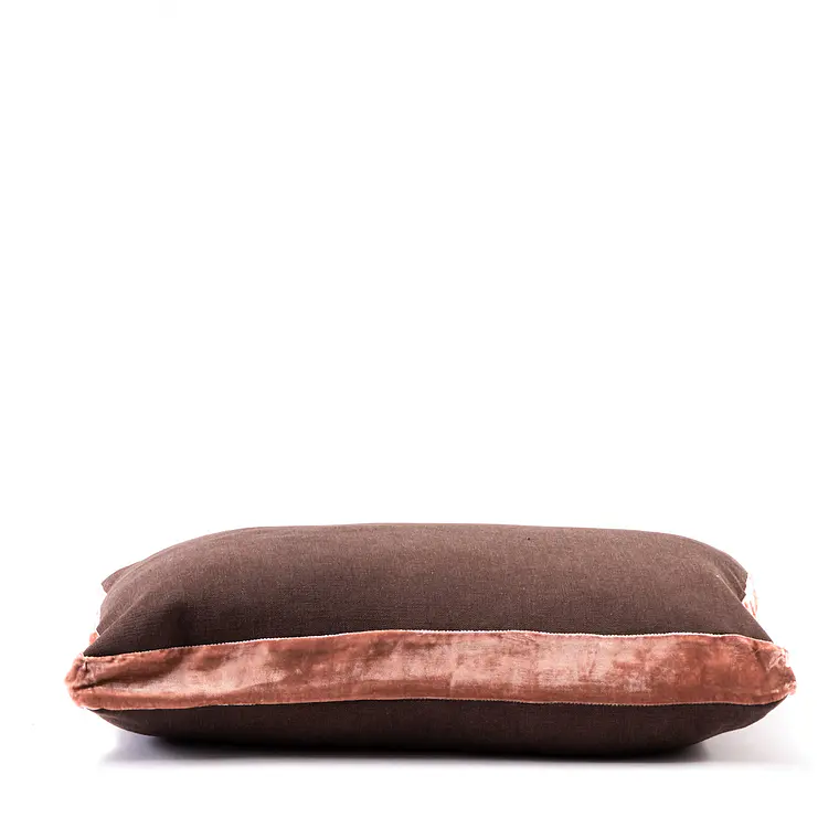 COJIN - LINO CHOCOLATE CON FAJA TERCIOPELO ROSADO (60 X 40 CM) 2