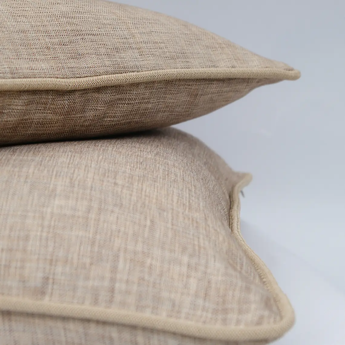 COJIN - TAPIZ BEIGE JASPEADO CON VIVO CORDON TRENZADO BEIGE (60 X 60 CM) 3