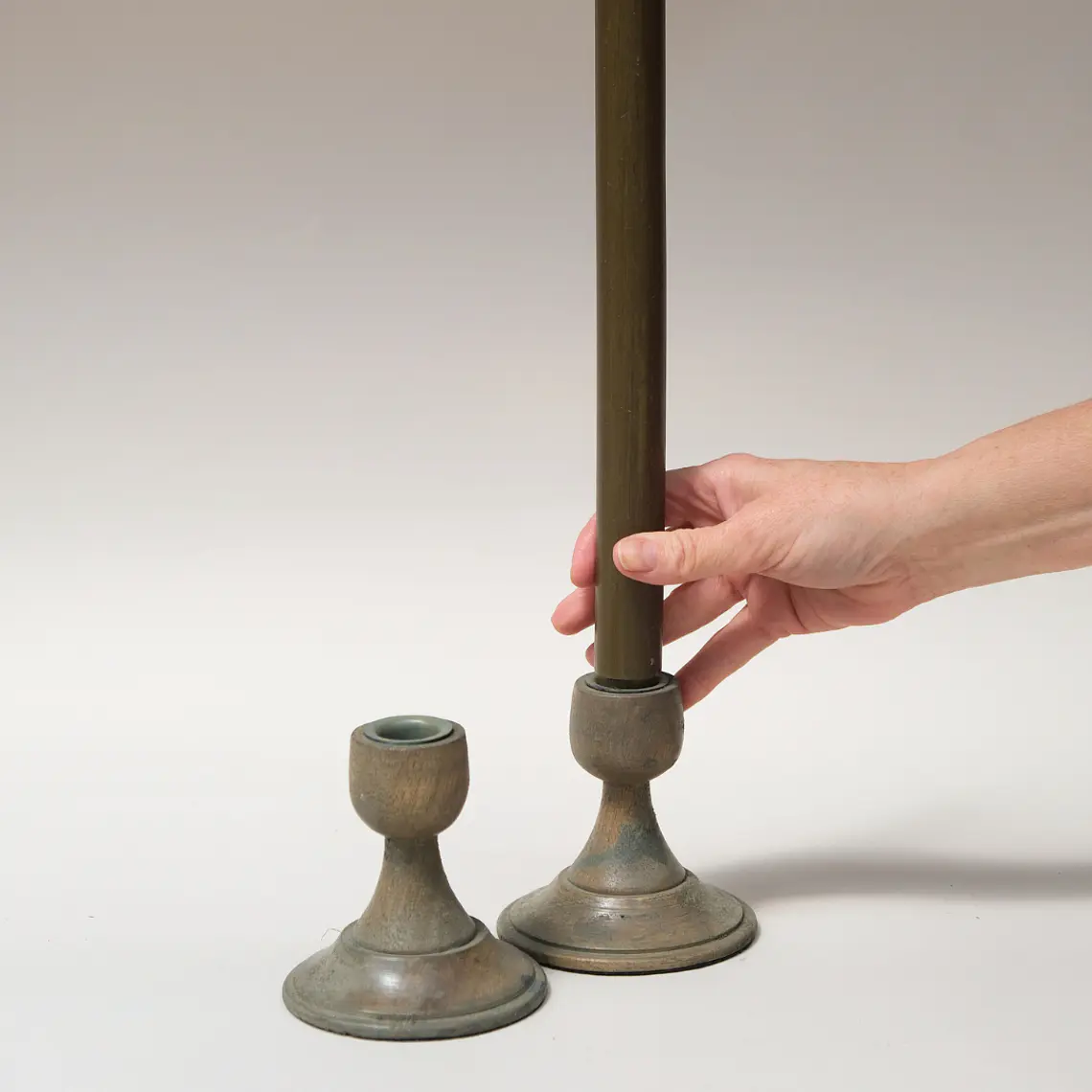 CANDELABRO TORNEADO MADERA GRIS (10D X 10H CM) 2