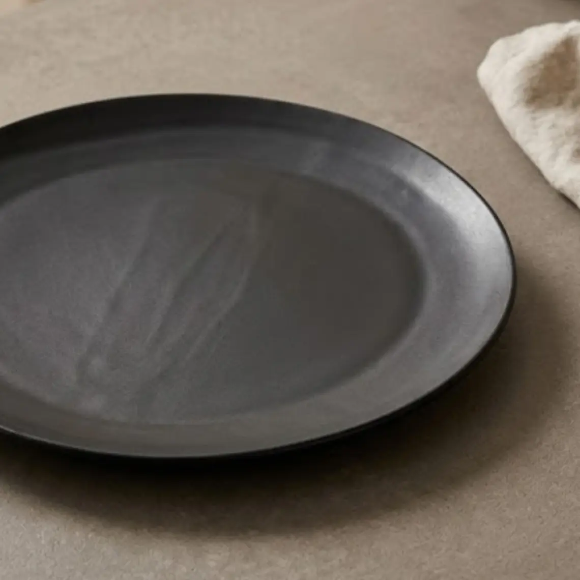 PLATO BASE IRREGULAR COLOR NEGRO (32D X 1.5H CM) 2