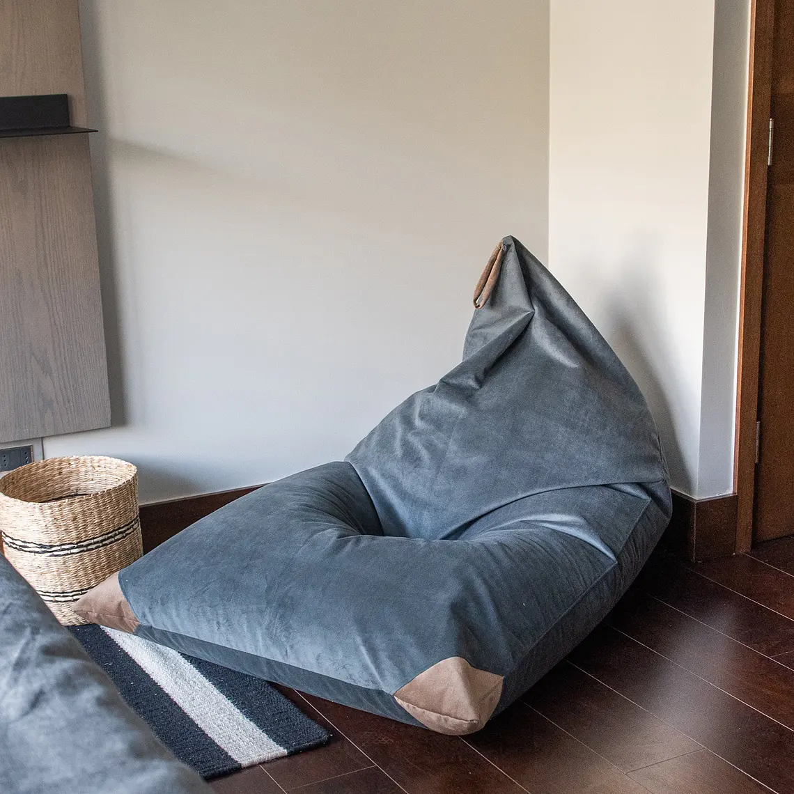 PUFF TRIANGULAR DE INTERIOR PUF - GRIS CLARO  (100 × 150CM) 3