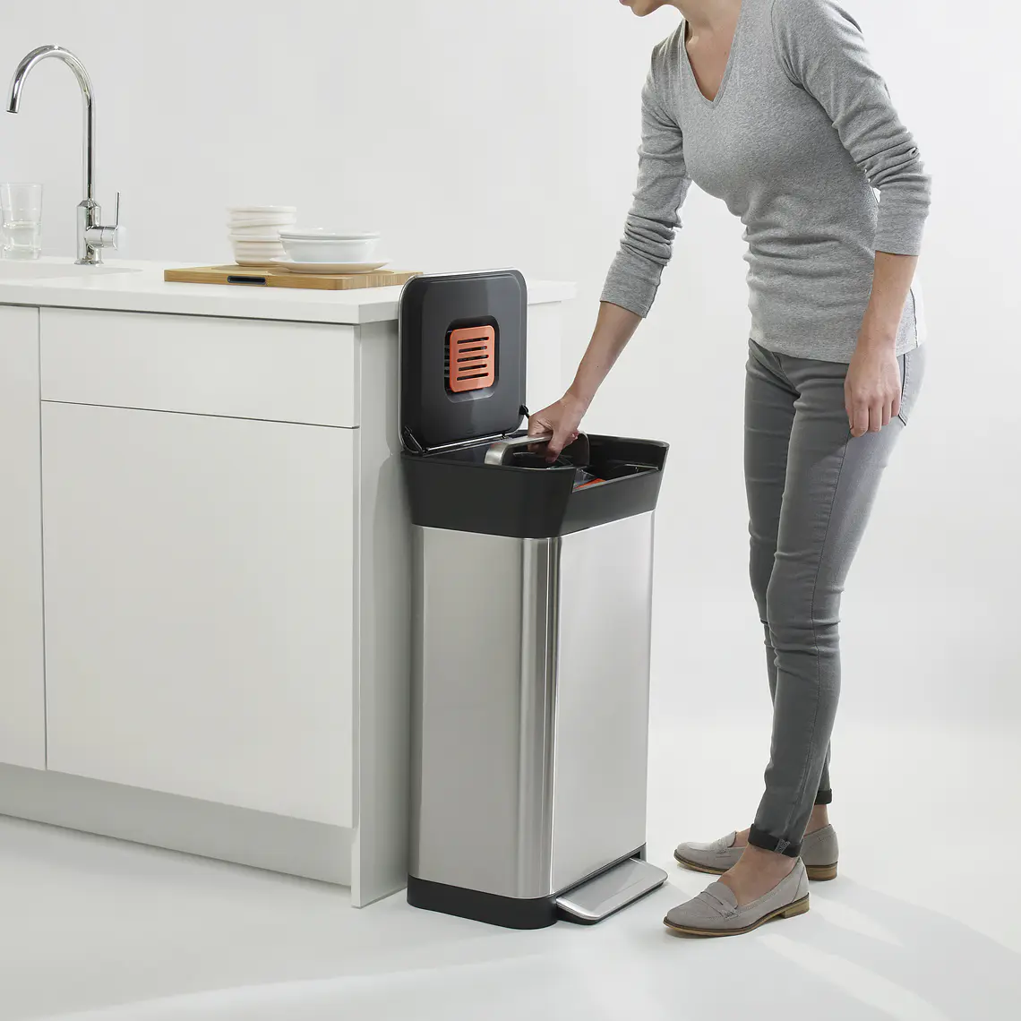 BASURERO COMPACTADOR TITAN (30 LT) ALMACENA 3 VECES MÁS 4
