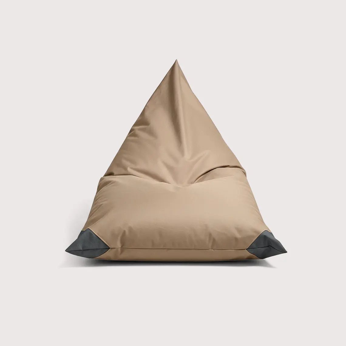 PUFF TRIANGULAR TERRAZA Y EXTERIOR - ARENA / GRIS OSCURO  1