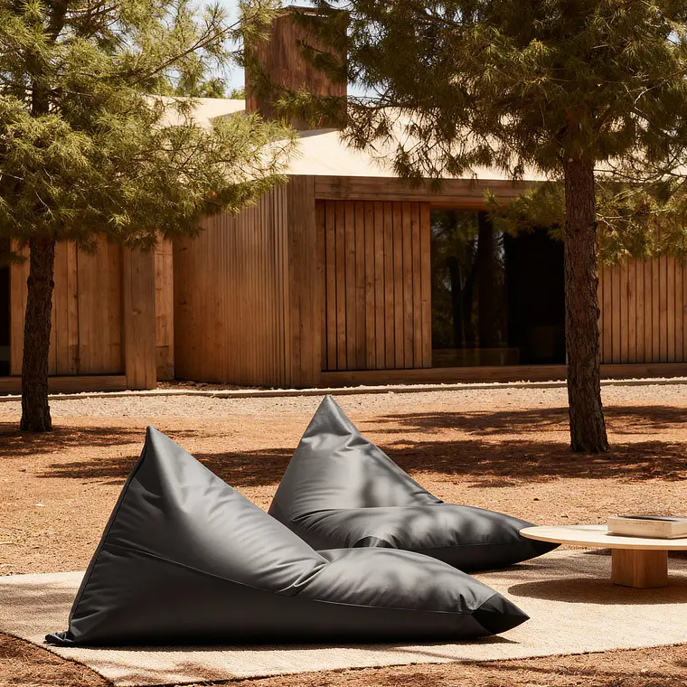 PUFF TRIANGULAR TERRAZA Y EXTERIOR - GRIS OSCURO / NEGRO  3