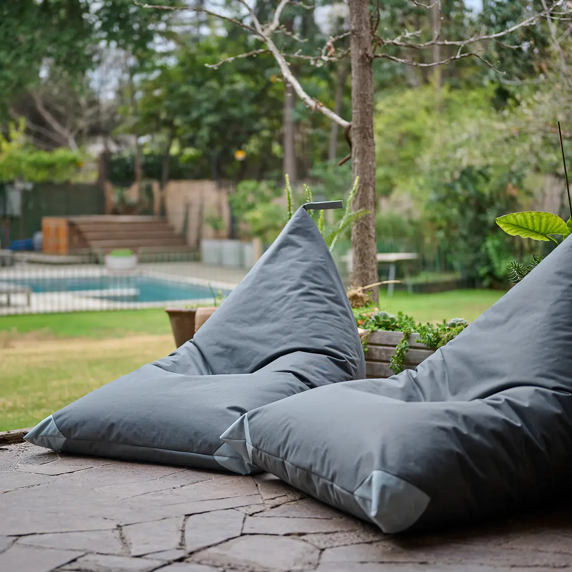 PUFF TRIANGULAR TERRAZA Y EXTERIOR - GRIS OSCURO / GRIS CLARO  6