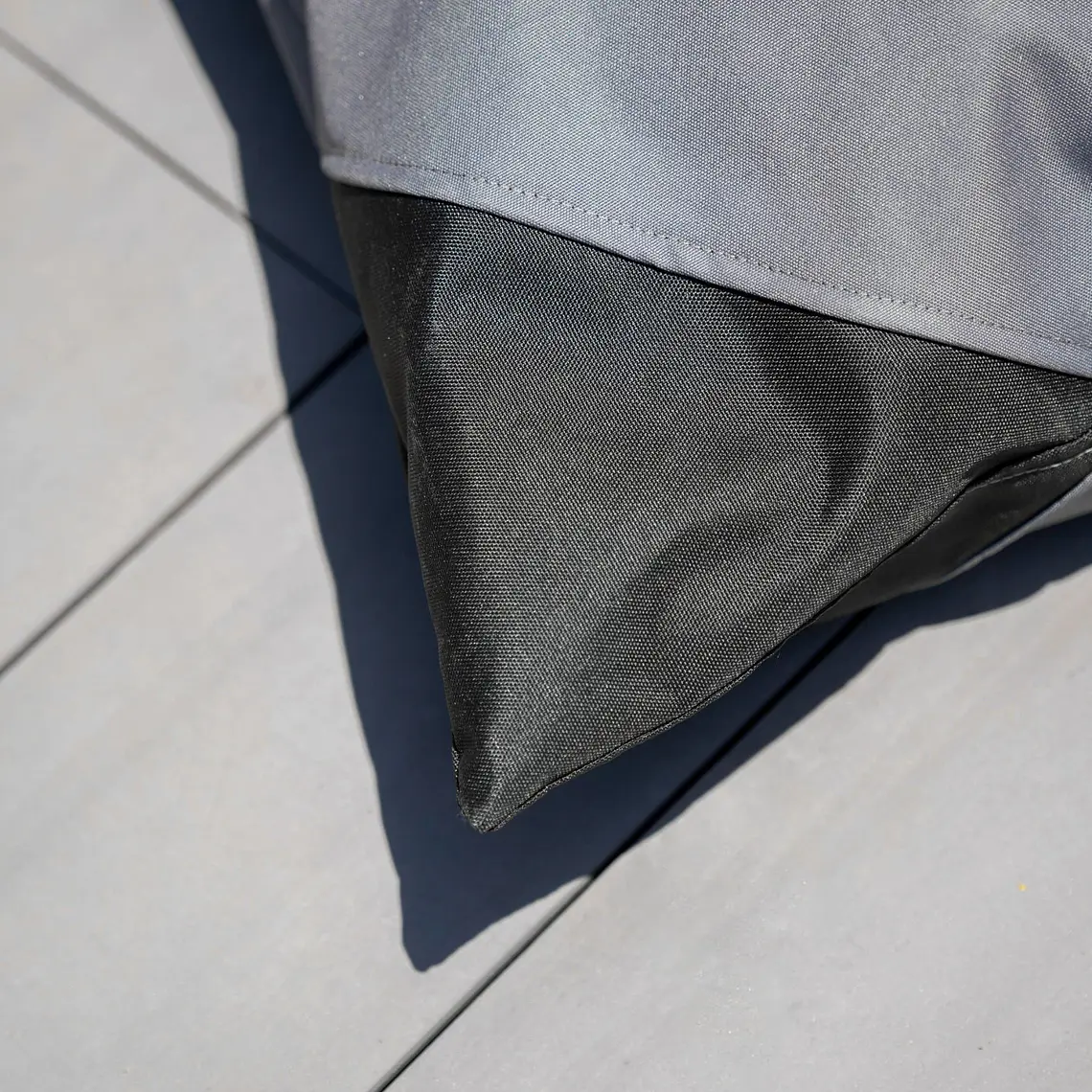 PUFF TRIANGULAR TERRAZA Y EXTERIOR - GRIS OSCURO / NEGRO  8