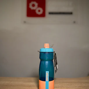 BOTELLA CAMELBAK PODIUM - 710 ml Celeste / Rosa