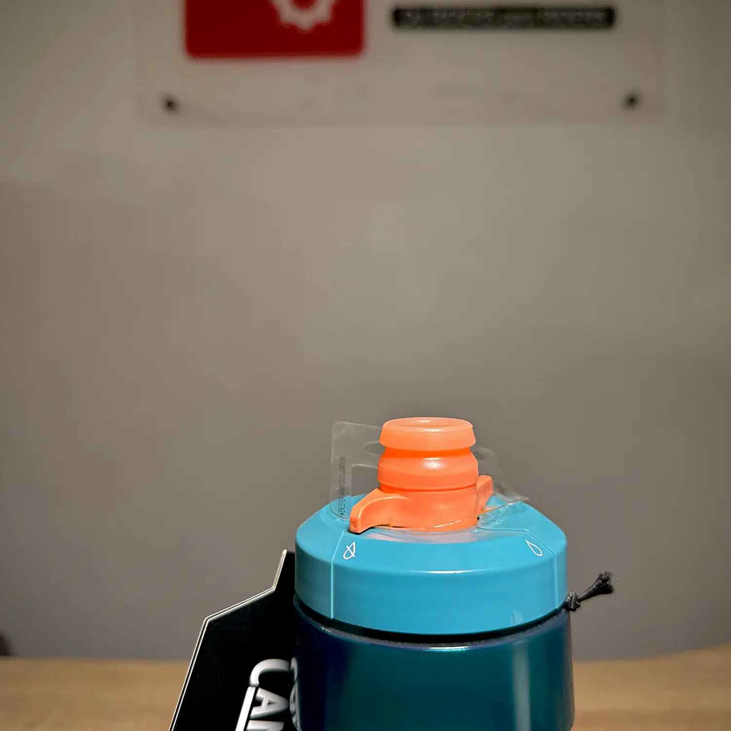 BOTELLA CAMELBAK PODIUM - 710 ml Celeste / Rosa 2