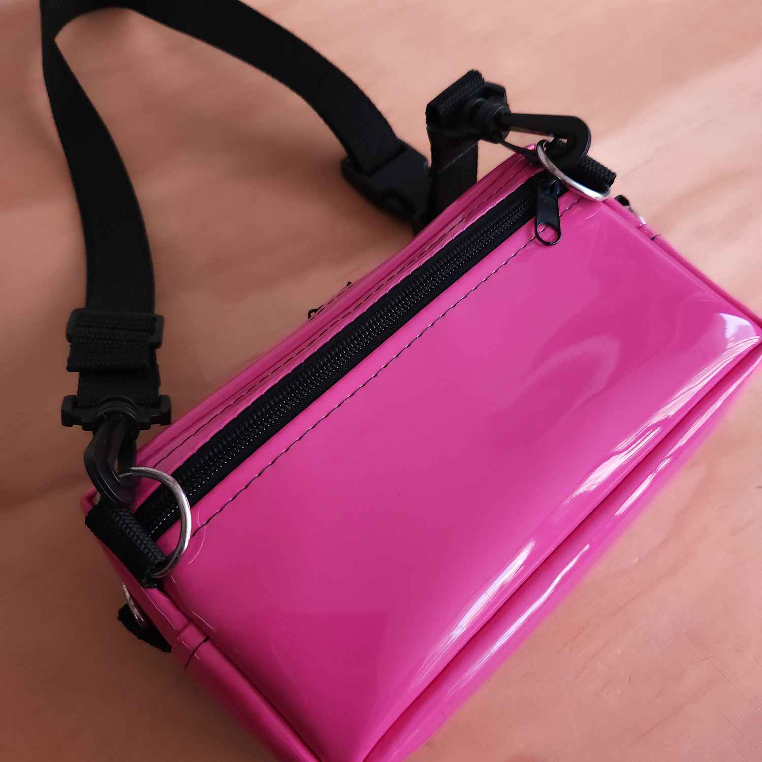 Bolso Banano S charol rosado 3