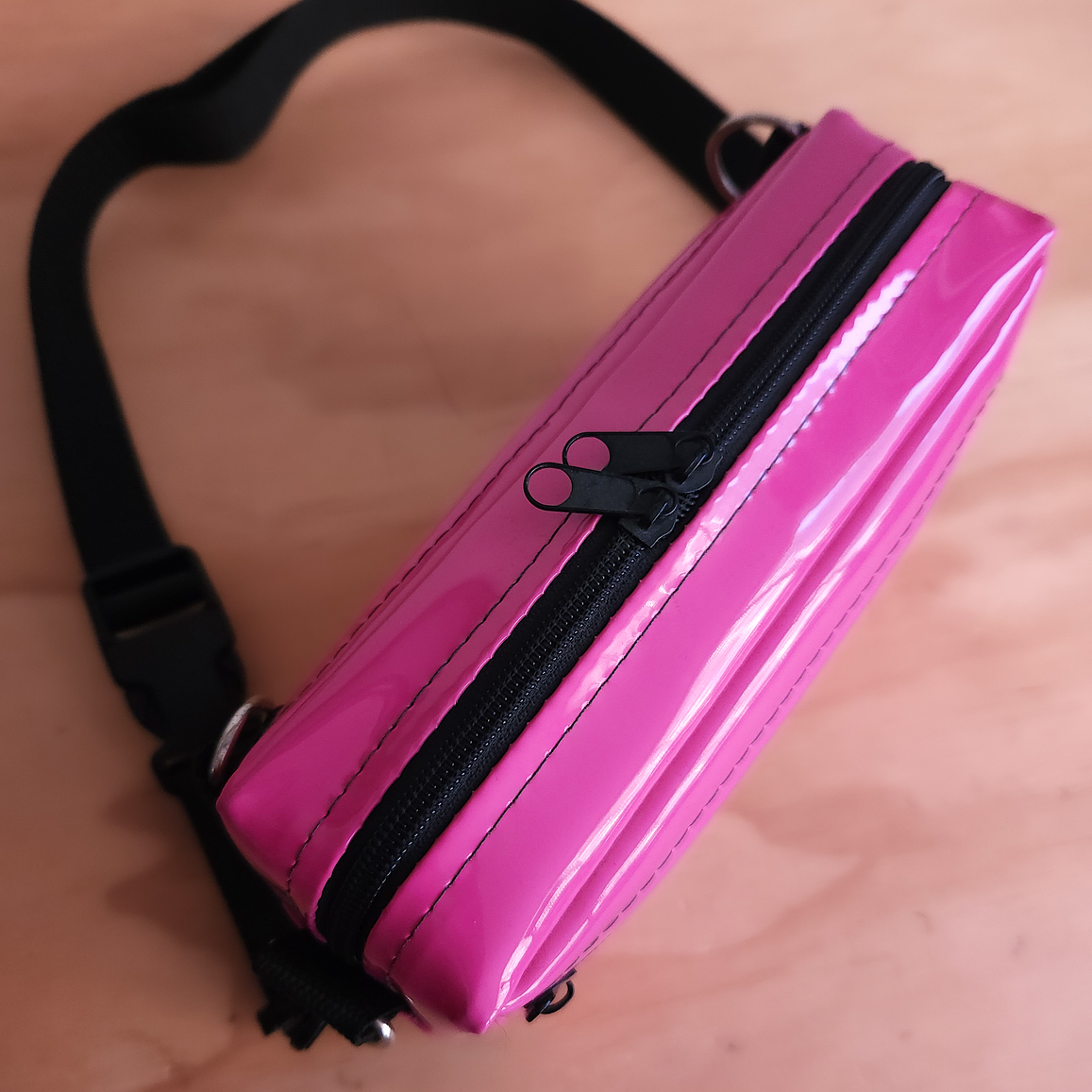 Bolso Banano S charol rosado 2