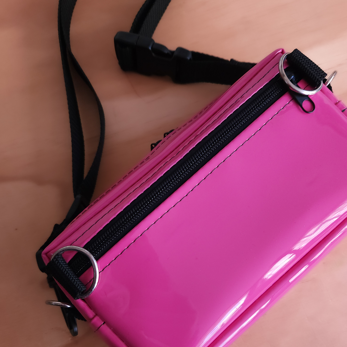 Bolso Banano S charol rosado 4