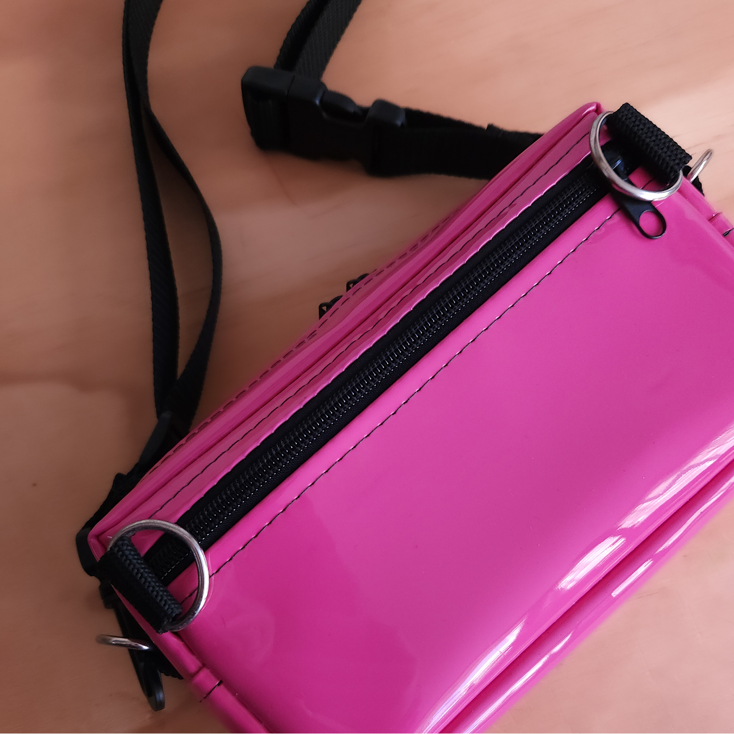 Bolso Banano S charol rosado 4