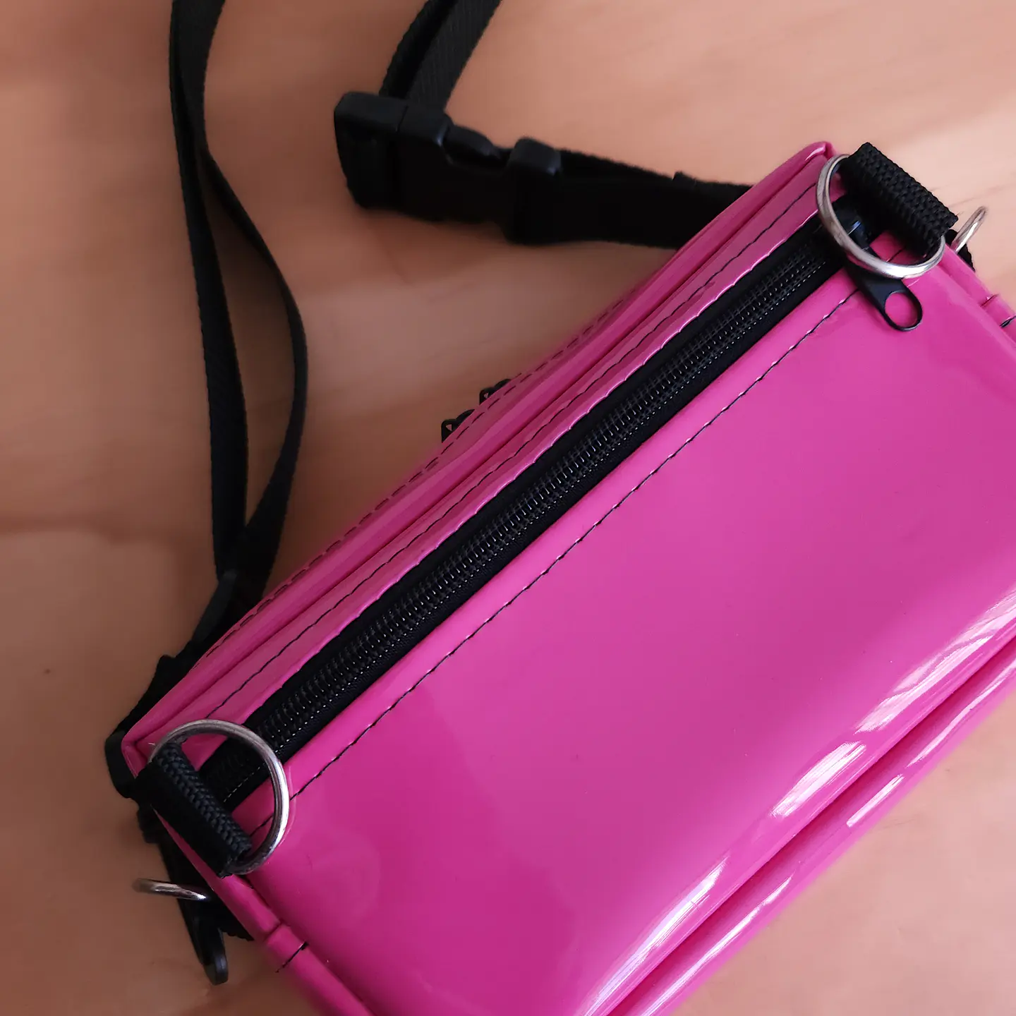 Bolso Banano S charol rosado 4