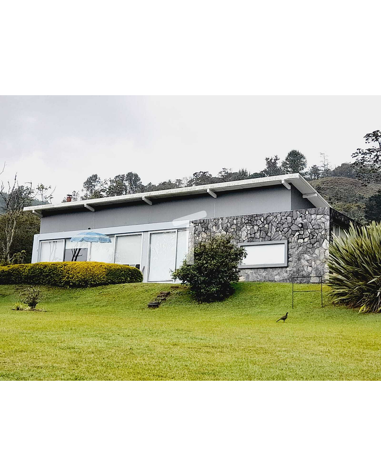 CASA CON ESPECTACULAR LOTE EN FIZEBAD