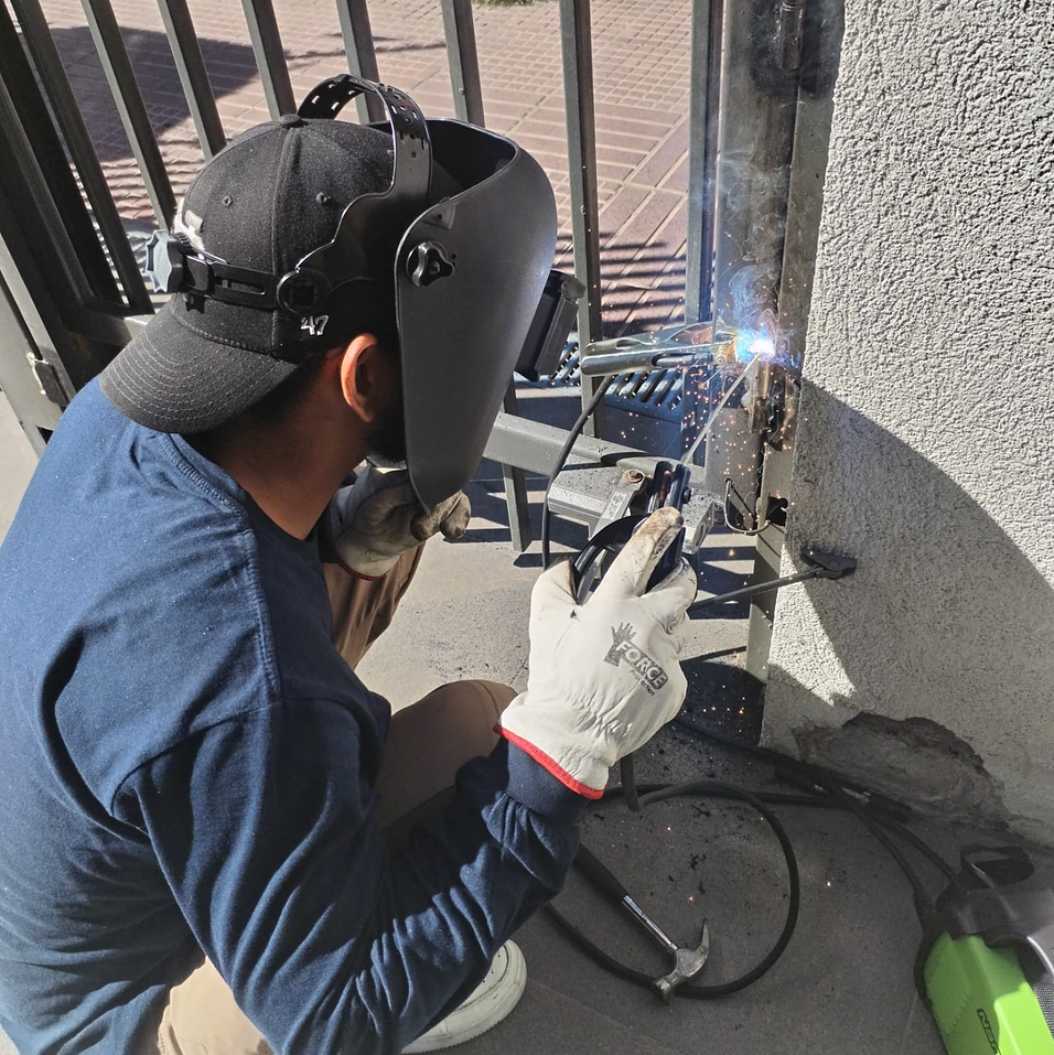 Servicios de mantenimiento: electricidad, gasfitería y pintura