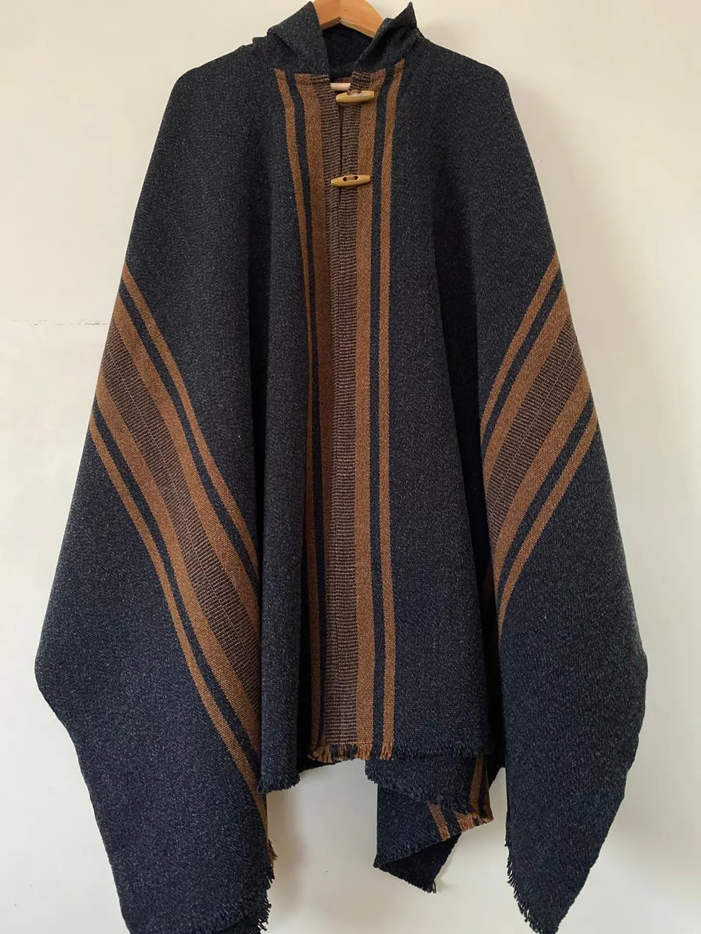 Poncho con Gorro Gris Marengo - Peinecillo Camel. 1