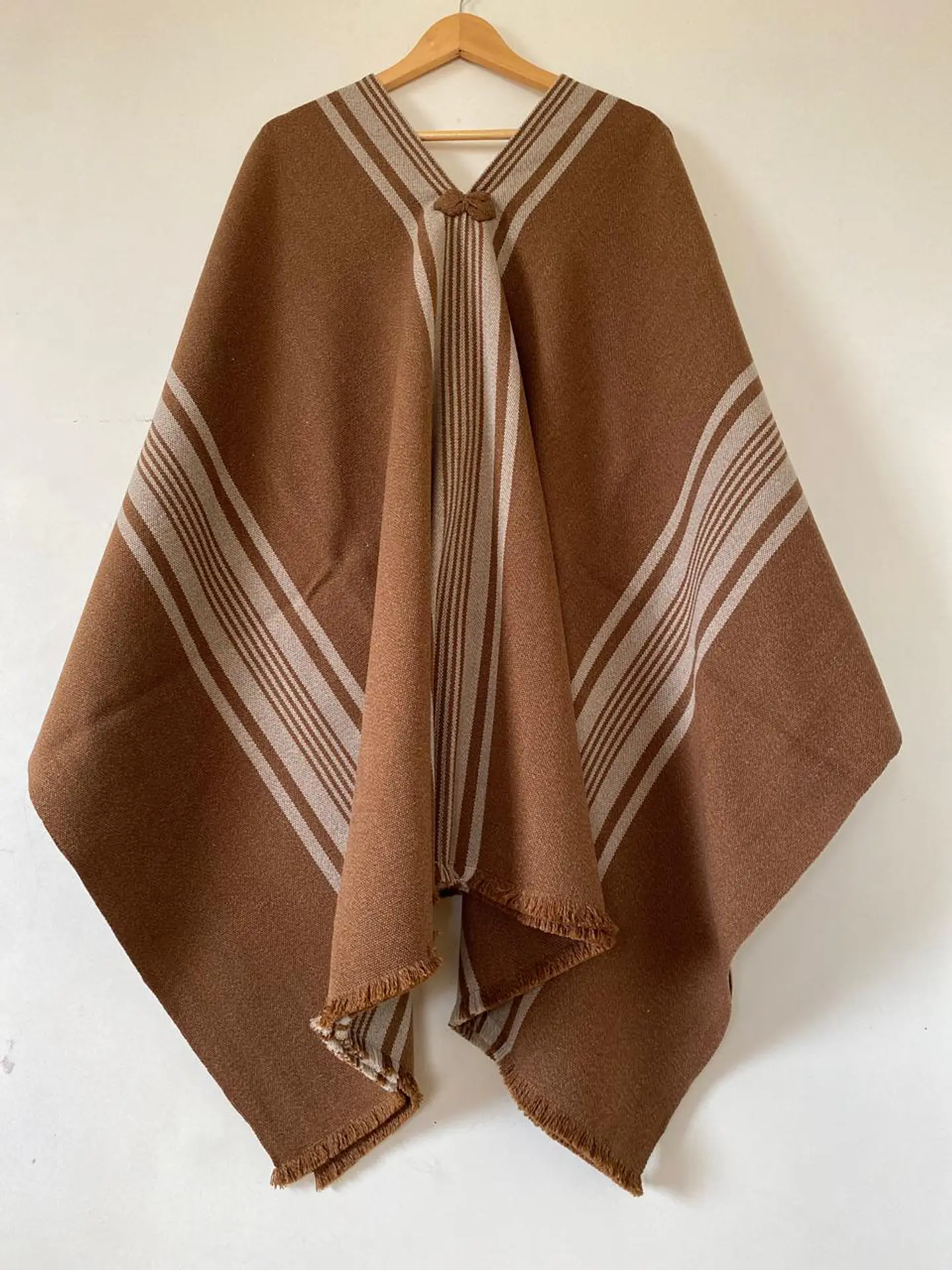 Poncho tradicional Camel Oscuro - Peinecillo Beige Claro. 1