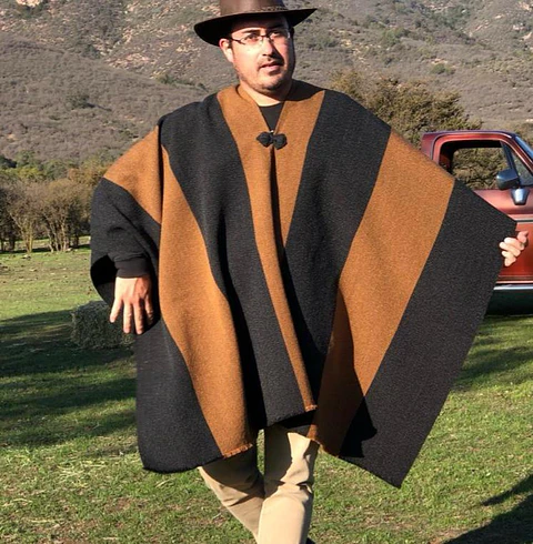Poncho Tradicional Gris Marengo – Peinecillo Beige.