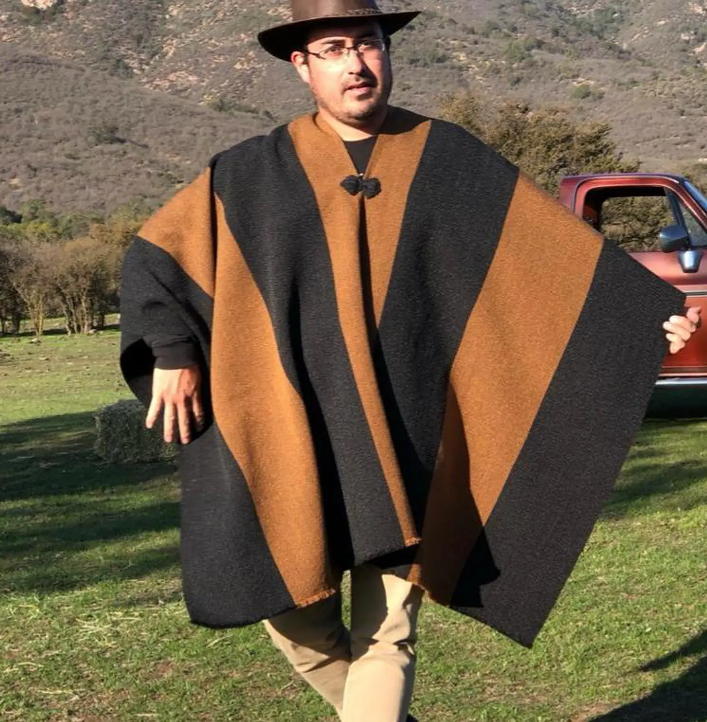 Poncho Tradicional Gris Marengo – Peinecillo Beige. 1