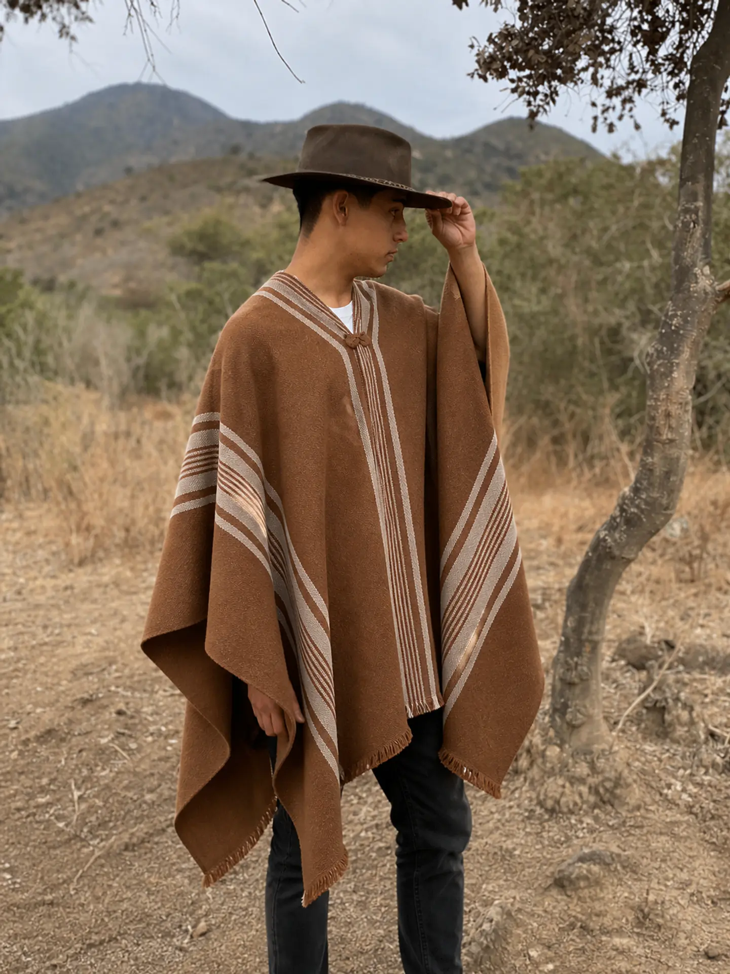 Poncho tradicional Camel Oscuro - Peinecillo Beige Claro. 2