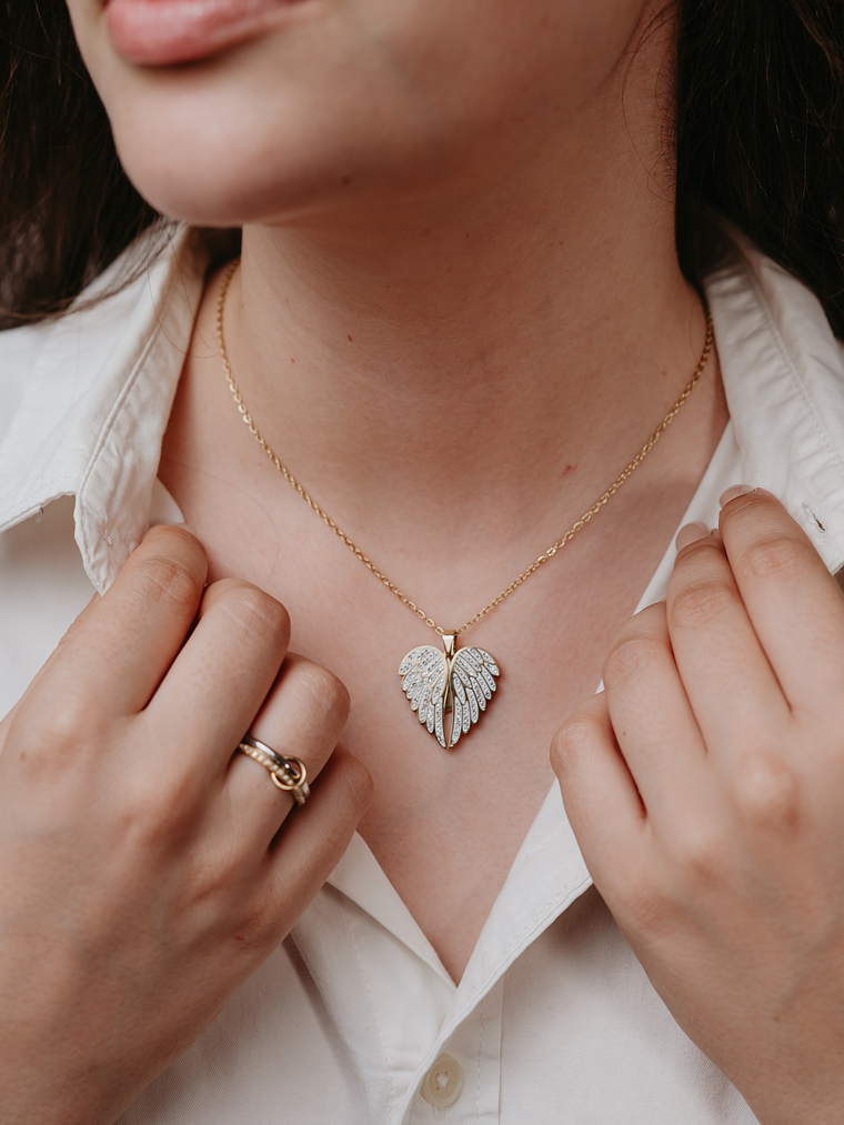 Colar Personalizado Asas c/ Brilhantes 1