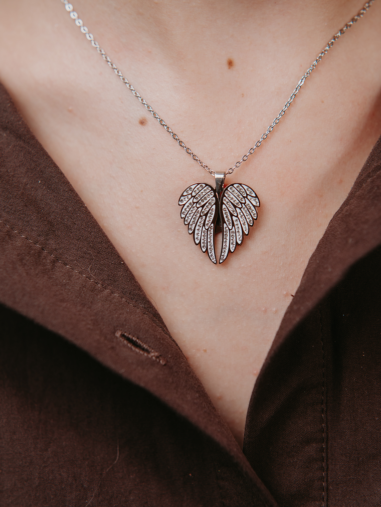 Colar Personalizado Asas c/ Brilhantes 2