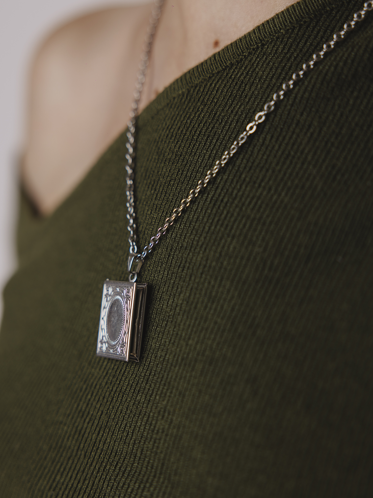 Colar Relicário Livro c/ Fotografia 2