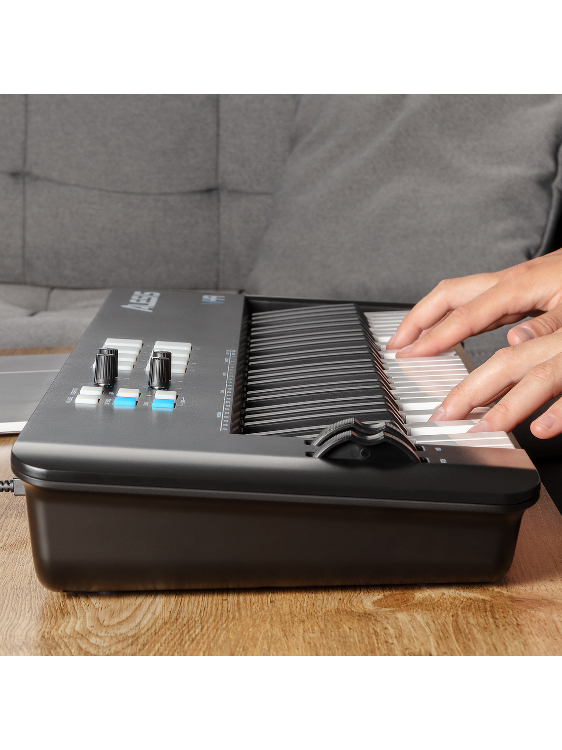 Controlador Midi V49 MKII Alesis 7