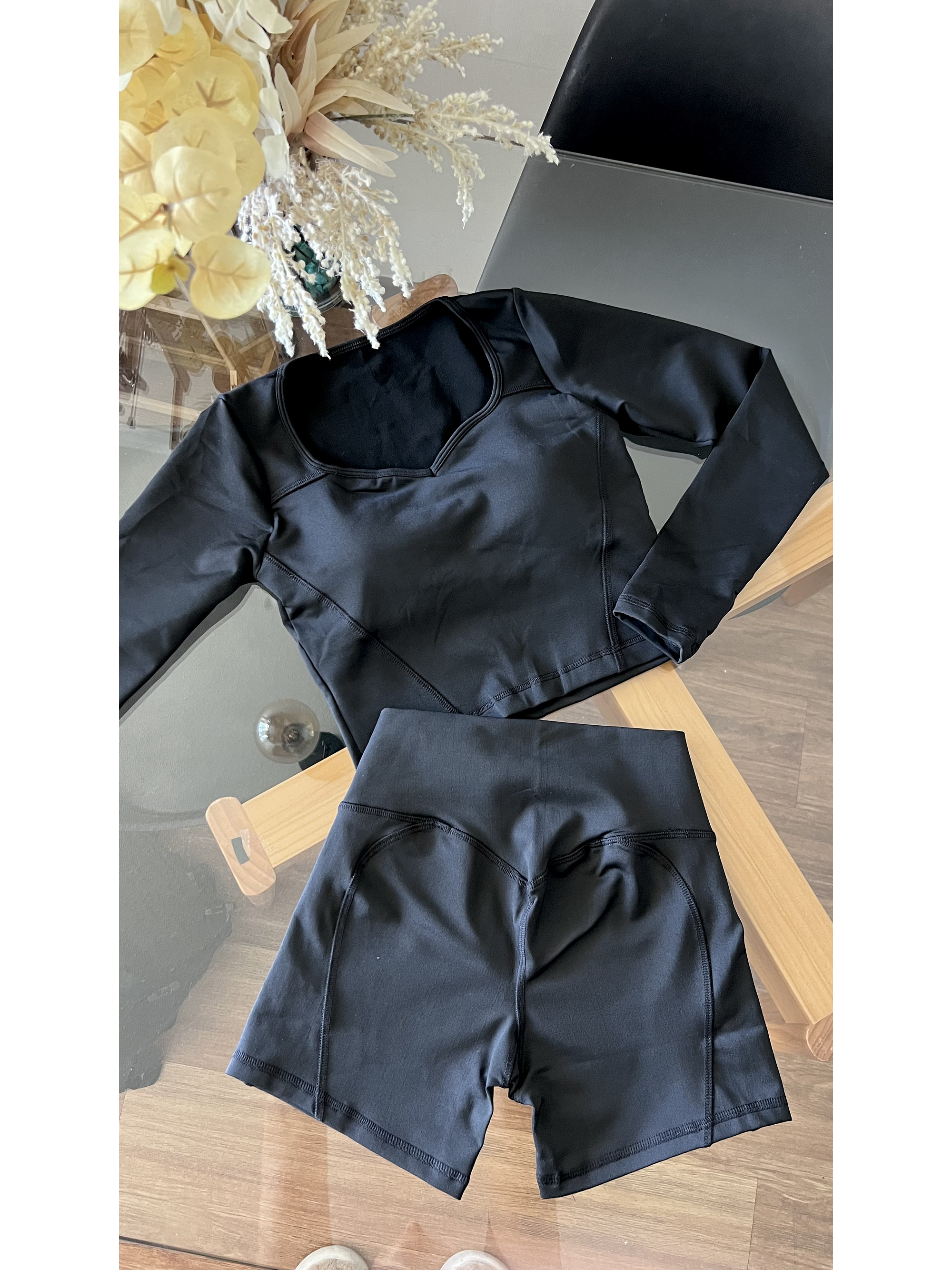 Conjunto polera manga larga y short sin costura delantera 11