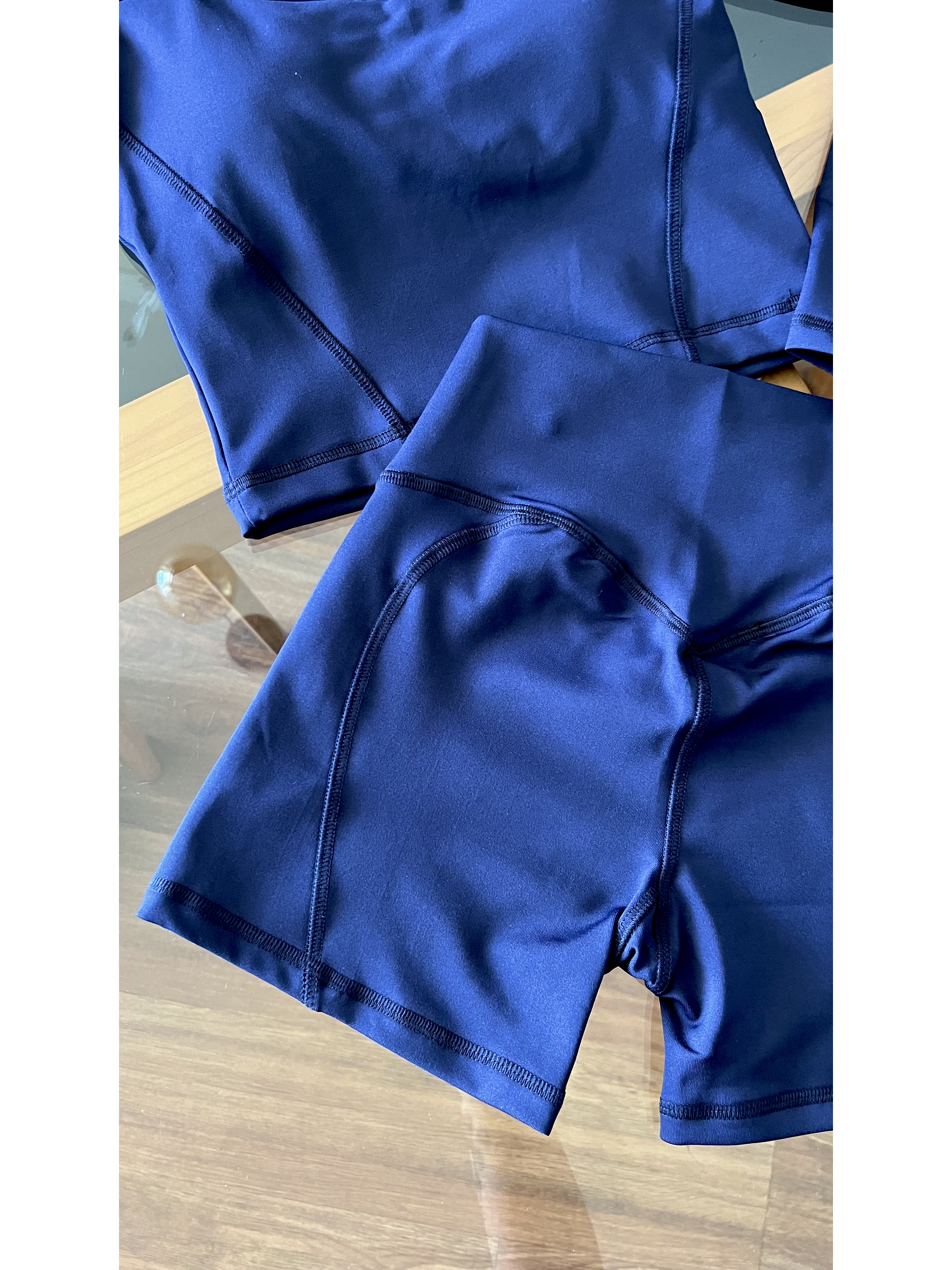 Conjunto polera manga larga y short sin costura delantera 15