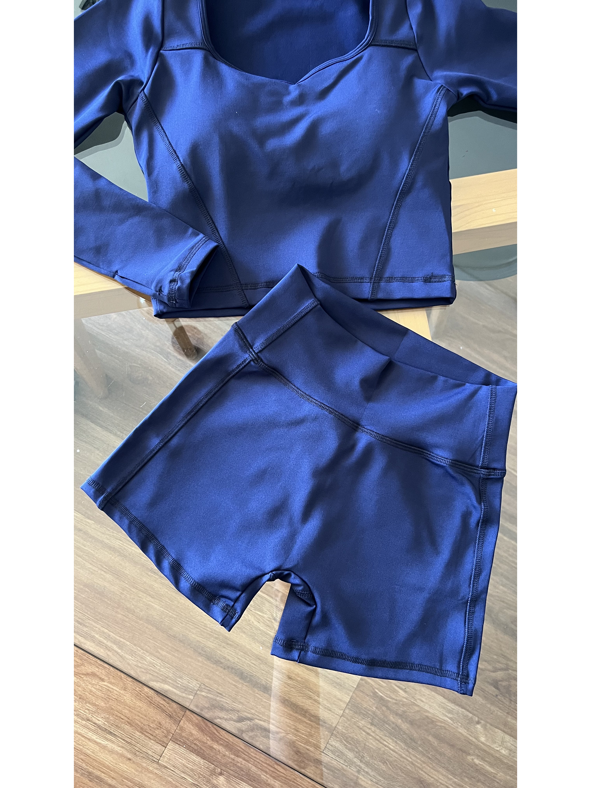 Conjunto polera manga larga y short sin costura delantera 16